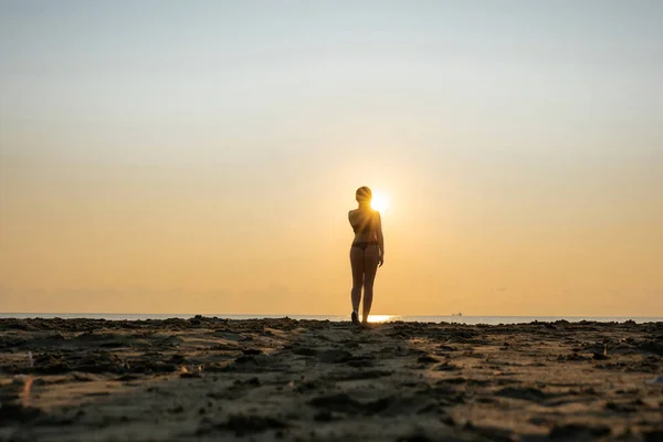 Silhouette Fehér Farmer Rövidnadrágban Egy Fürdőruha Fejhallgató Áll Strandon Szemben — Stock Fotó