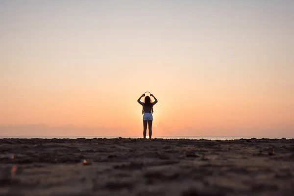 Silhouette Fehér Farmer Rövidnadrágban Egy Fürdőruha Fejhallgató Áll Strandon Szemben — Stock Fotó