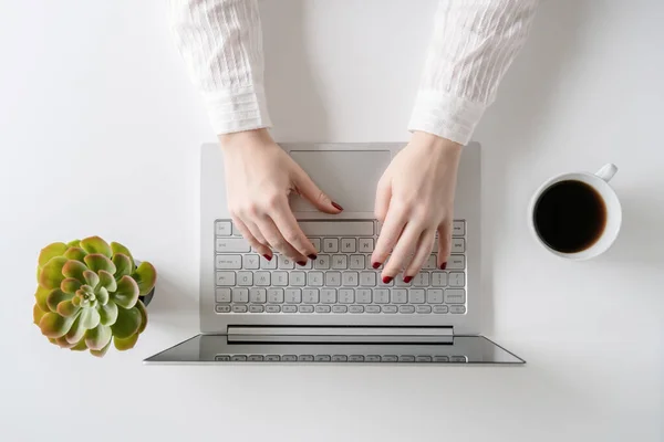 Kobieta Freelancer Pracuje Pisze Klawiaturze Laptopa Siedząc Biurze Przy Stole — Zdjęcie stockowe