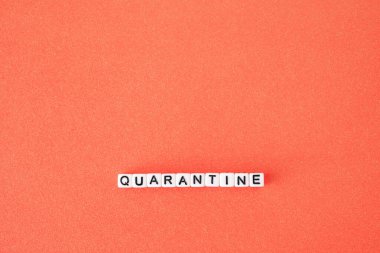 Kırmızı arka planda karantina kelimesi. Dünya çapında salgın konsepti, üretim ve iş durdurma