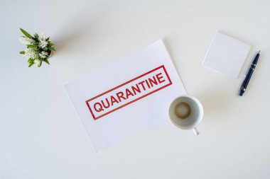 Coronavirüs ve karantina yüzünden ofiste hasta bir çalışanın terk edilmiş işyeri ve bir fincan kahve. Dünya çapında salgın konsepti