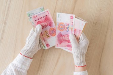 Koronavirüs (virüs) eldivenlerinden korunan Çinli kadınlar Güneydoğu Asya 'dan para sayıyorlar. Çin Yuanı (Cny) Hong Kong, Endonezya, Malezya, Tayland, Singapur doları.