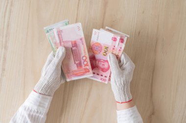 Koronavirüs (virüs) eldivenlerinden korunan Çinli kadınlar Güneydoğu Asya 'dan para sayıyorlar. Çin Yuanı (Cny) Hong Kong, Endonezya, Malezya, Tayland, Singapur doları.