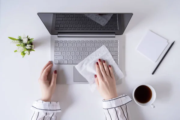 Una Trabajadora Limpieza Con Antivirus Mojado Limpie Ordenador Portátil Escritorio — Foto de Stock