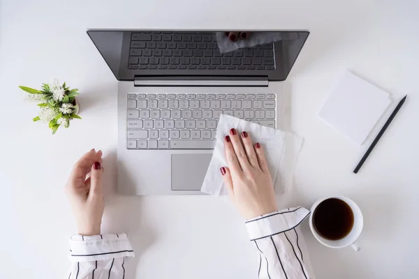 Una Trabajadora Limpieza Con Antivirus Mojado Limpie Ordenador Portátil Escritorio — Foto de Stock