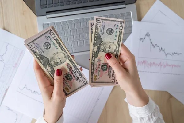 지폐를 이윤을 계산하는 프리랜서가 그래픽 차트가 노트북 사무실 테이블에 — 스톡 사진