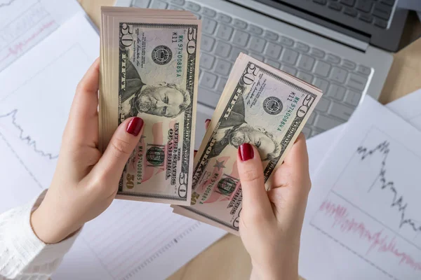 Donna Freelance Possesso Pacchetto Banconote Cinquanta Dollari Usa Mano Contando — Foto Stock