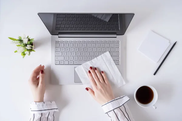 Una Trabajadora Limpieza Con Antivirus Mojado Limpie Ordenador Portátil Escritorio — Foto de Stock