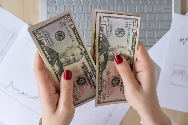 Donna Freelance Possesso Pacchetto Banconote Cinquanta Dollari Usa Mano Contando — Foto Stock