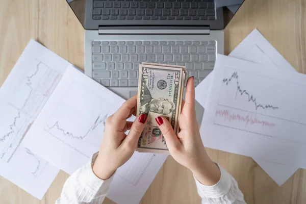 지폐를 이윤을 계산하는 프리랜서가 그래픽 차트가 노트북 사무실 테이블에 — 스톡 사진