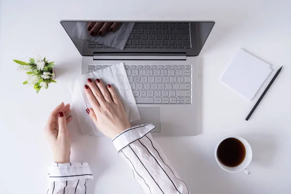 Una Trabajadora Limpieza Con Antivirus Mojado Limpie Ordenador Portátil Escritorio — Foto de Stock