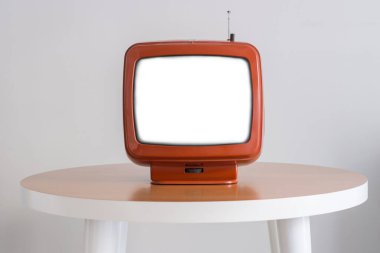 Masada resim veya metin için beyaz ekranı olan eski kırmızı televizyon. Yaratıcı bir kavram. Uzayı kopyala maket yap