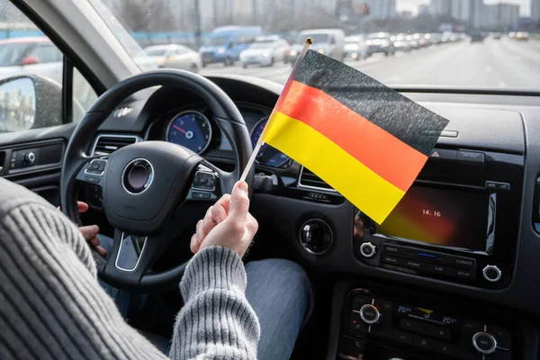Homem Meia Idade Com Alemanha Bandeira Conduzir Carro Europa — Fotografia de Stock