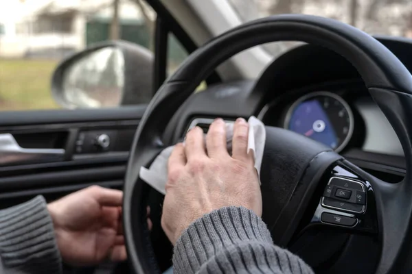 Άνθρωπος Καθαρισμού Τιμόνι Ενός Αυτοκινήτου Χρησιμοποιώντας Antivirus Αντιβακτηριακό Υγρό Μαντηλάκι — Φωτογραφία Αρχείου