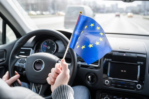 Mann Mittleren Alters Mit Flagge Steuer Eines Autos Europa — Stockfoto