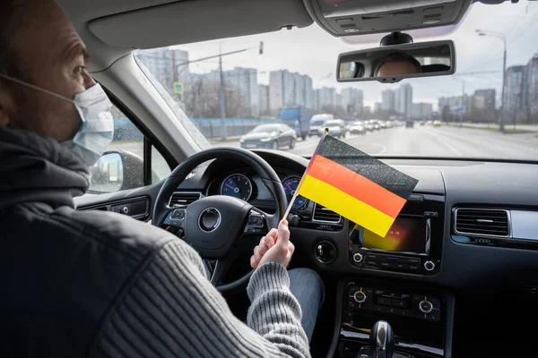 Homem Meia Idade Com Alemanha Bandeira Conduzir Carro Europa — Fotografia de Stock