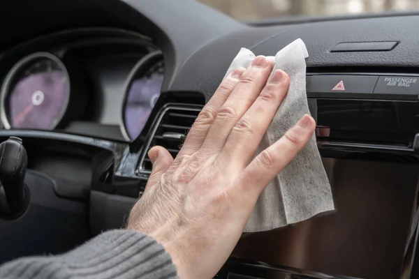 Man Takarítás Elülső Műszerfal Egy Autó Segítségével Antivírus Antibakteriális Nedves — Stock Fotó