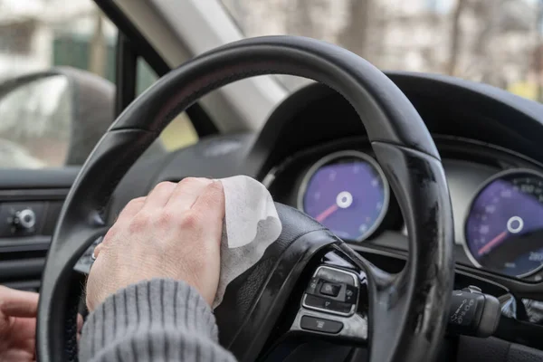 Άνθρωπος Καθαρισμού Τιμόνι Ενός Αυτοκινήτου Χρησιμοποιώντας Antivirus Αντιβακτηριακό Υγρό Μαντηλάκι — Φωτογραφία Αρχείου