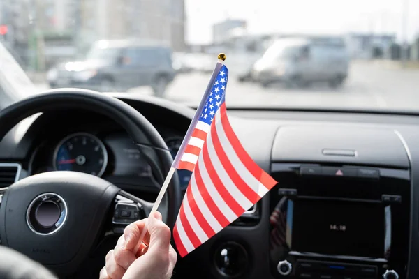 Man Van Middelbare Leeftijd Met Amerikaanse Vlag Een Auto — Stockfoto