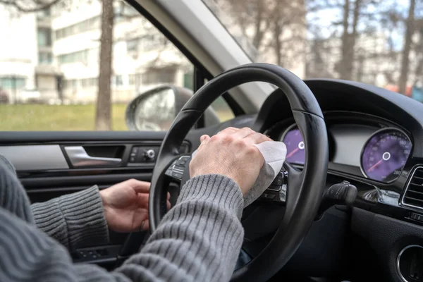 Man Tisztító Kormány Egy Autó Segítségével Antivírus Antibakteriális Nedves Törlőkendő — Stock Fotó