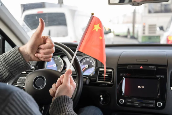 국기를 남자가 코로나 바이러스에 중국의 승리의 상징으로 엄지손가락을 — 스톡 사진