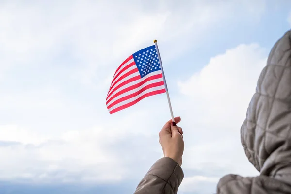 Femeie Într Jachetă Capotă Steag American Legănat Cerul Apusului Soare — Fotografie, imagine de stoc