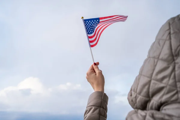 Mulher Casaco Com Capuz Com Bandeira Americana Balançando Céu Pôr — Fotografia de Stock