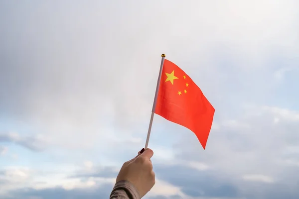 Женская Рука Китайским Флагом Закатном Небе Концепция — стоковое фото