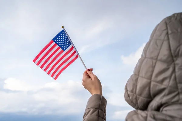 Vrouw Een Jasje Met Een Capuchon Met Amerikaanse Vlag Zonsondergang — Stockfoto