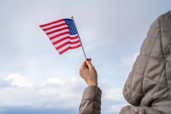 Vrouw Een Jasje Met Een Capuchon Met Amerikaanse Vlag Zonsondergang — Stockfoto