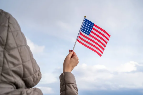 Mulher Casaco Com Capuz Com Bandeira Americana Balançando Céu Pôr — Fotografia de Stock