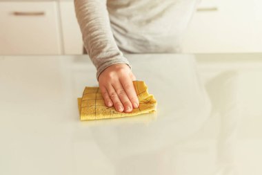 Kadın mutfak masasındaki bir bezle temizleme bezi. Oda servisi mi? Dezenfeksiyon kavramı. Virüs ve bakterilerden korunma