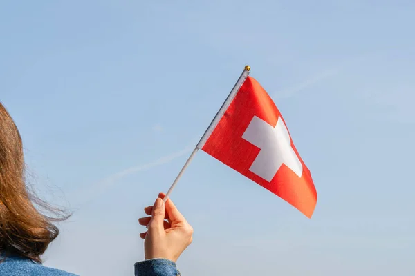 Kvinna Hand Med Schweiziska Svajande Flagga Den Blå Himlen Schweiz — Stockfoto