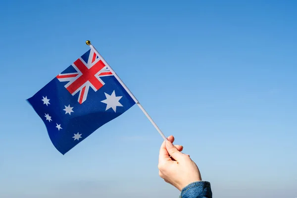 Женская Рука Австралийским Флагом Голубом Небе Австралии Концепция — стоковое фото