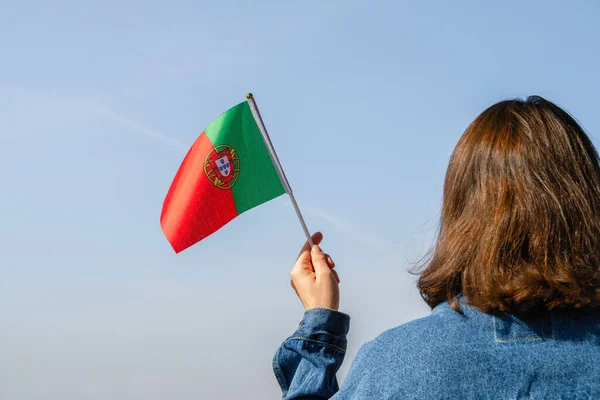 Mão Mulher Com Bandeira Portuguesa Balançando Céu Azul Portugal Conceito — Fotografia de Stock