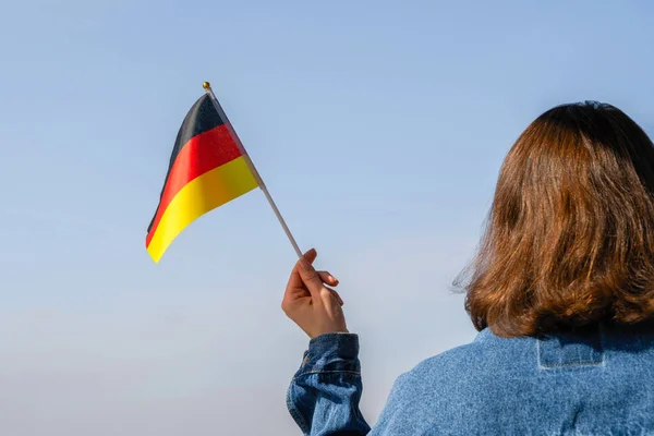 Kvinna Hand Med Tyskland Svajande Flagga Den Blå Himlen Begreppet — Stockfoto