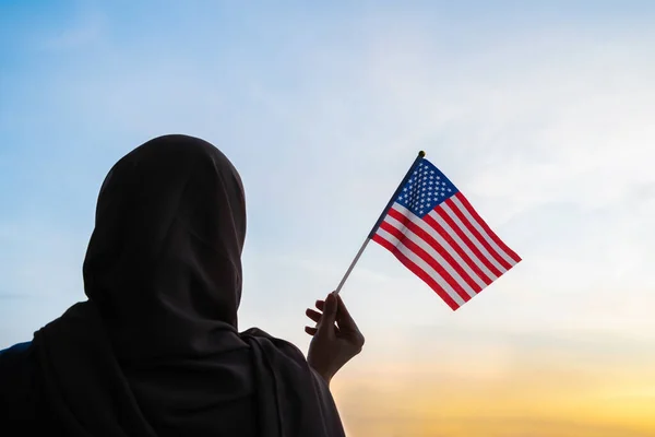 Silhouet Van Moslim Vrouw Sjaal Met Amerikaanse Vlag Bij Zonsondergang — Stockfoto