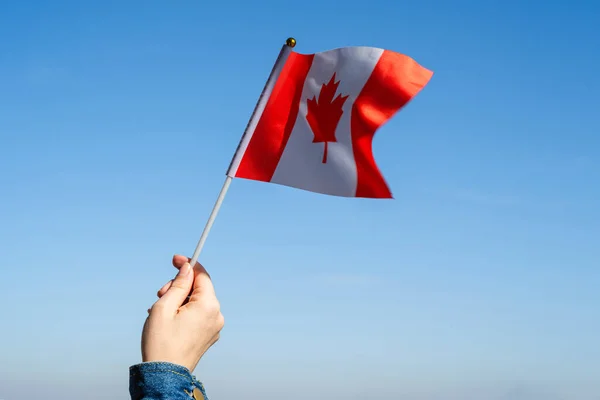 Frauenhand Mit Schwenkender Kanadischer Flagge Blauen Himmel Amerika Usa Konzept — Stockfoto