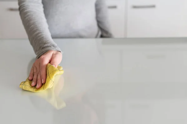 Limpiar Con Paño Las Manos Mesa Cocina Mujer Servicio Limpieza — Foto de Stock
