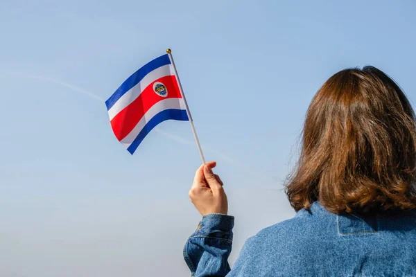 Mão Mulher Com Bandeira Balançando Costa Rica Céu Azul América — Fotografia de Stock