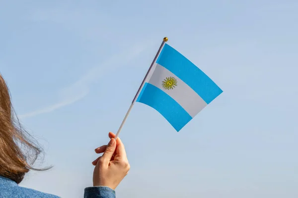 Mano Mujer Con Bandera Argentina Ondeando Cielo Azul Sudamérica Concepto — Foto de Stock