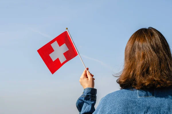 Frauenhand Mit Schweizer Schunkelfahne Blauen Himmel Die Schweiz Konzept — Stockfoto