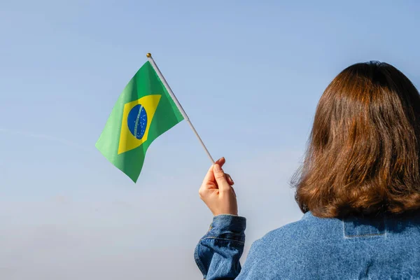 Žena Brazilskou Vlající Vlajkou Modré Obloze Jižní Amerika Koncept — Stock fotografie
