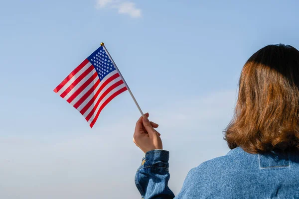 Frauenhand Mit Schwingender Amerikanischer Flagge Blauen Himmel Amerika Usa Konzept — Stockfoto