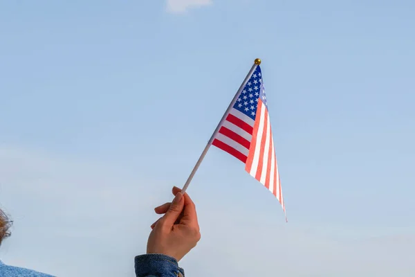 Een Vrouw Met Een Amerikaanse Vlag Aan Blauwe Hemel Amerika — Stockfoto