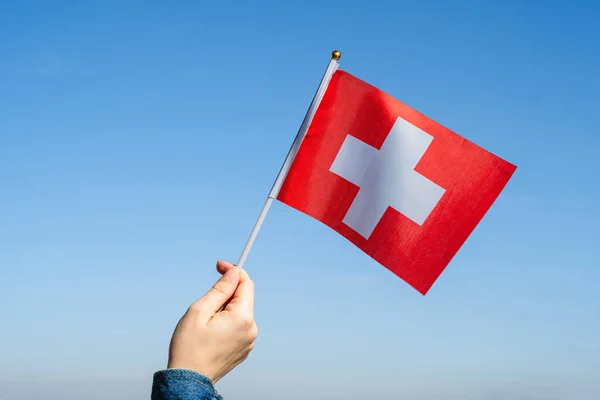 Kvinna Hand Med Schweiziska Svajande Flagga Den Blå Himlen Schweiz — Stockfoto