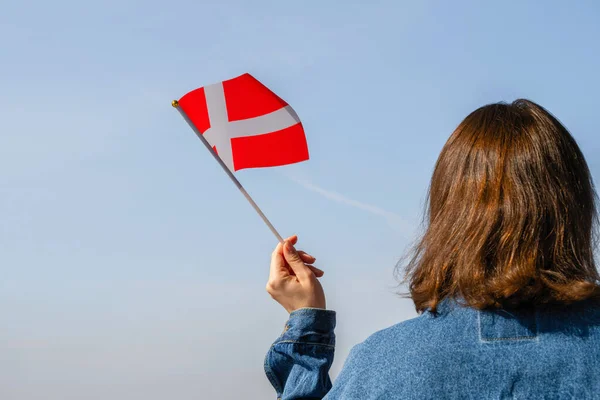 Mano Donna Con Bandiera Danese Ondeggiante Sul Cielo Blu Danimarca — Foto Stock