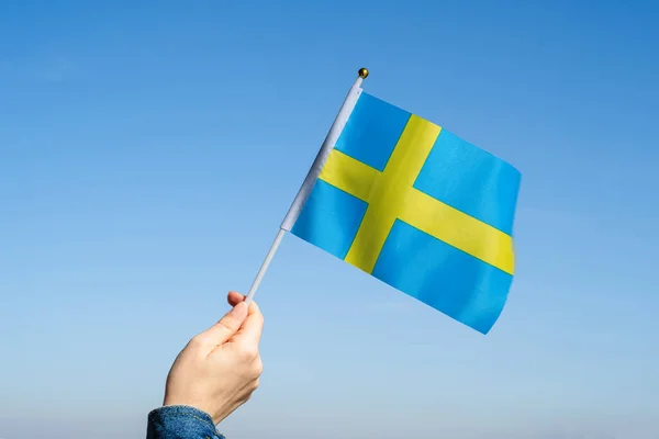 Mano Donna Con Bandiera Svedese Ondeggiante Sul Cielo Blu Svezia — Foto Stock