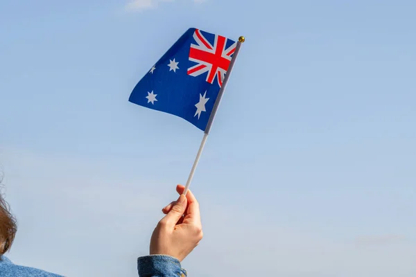 Γυναικείο Χέρι Την Αυστραλιανή Σημαία Στον Γαλάζιο Ουρανό Αυστραλία Έννοια — Φωτογραφία Αρχείου