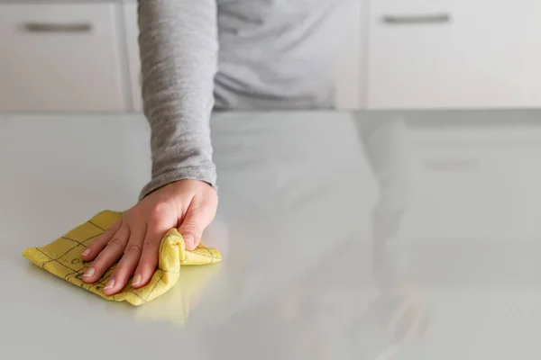 用妇女厨房桌上的布擦拭 家政服务 消毒的概念 防止病毒和细菌 — 图库照片